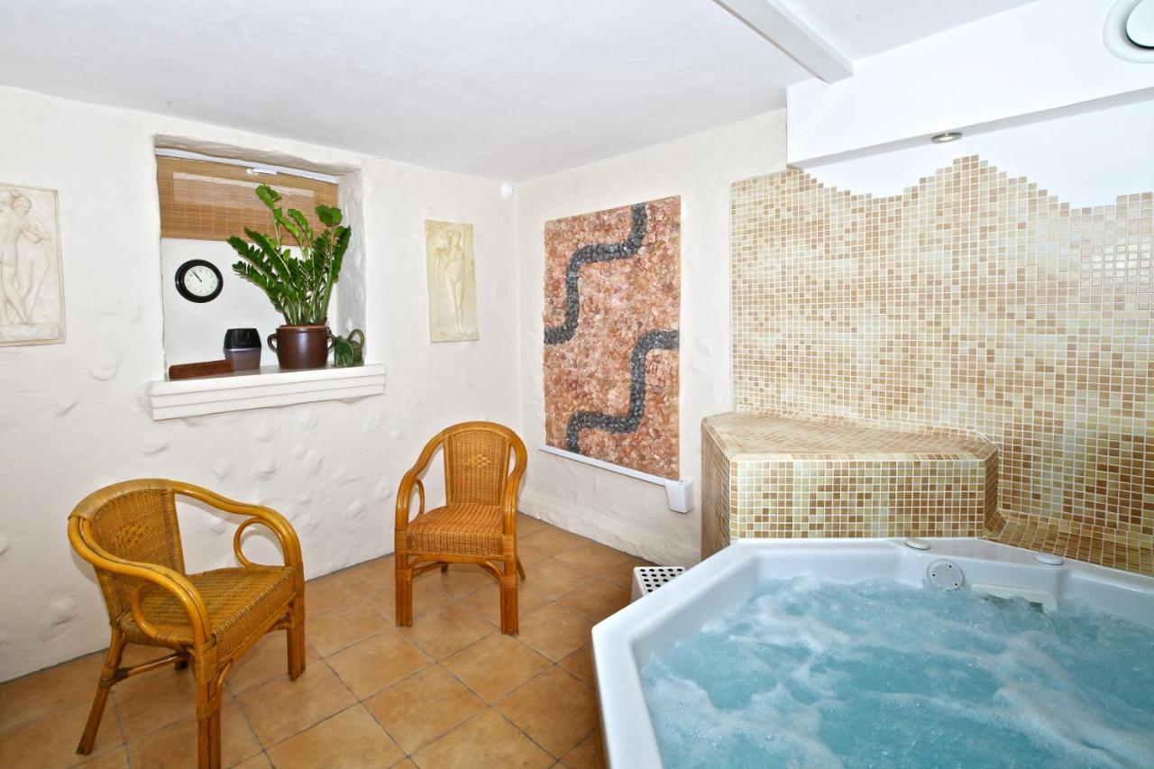 Villa & Restaurant Admiral Nelson Хел Екстериор снимка